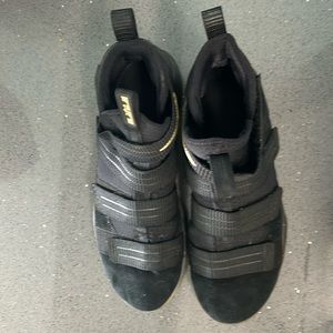 Nike lebron james size 12 black gold zoom small hole